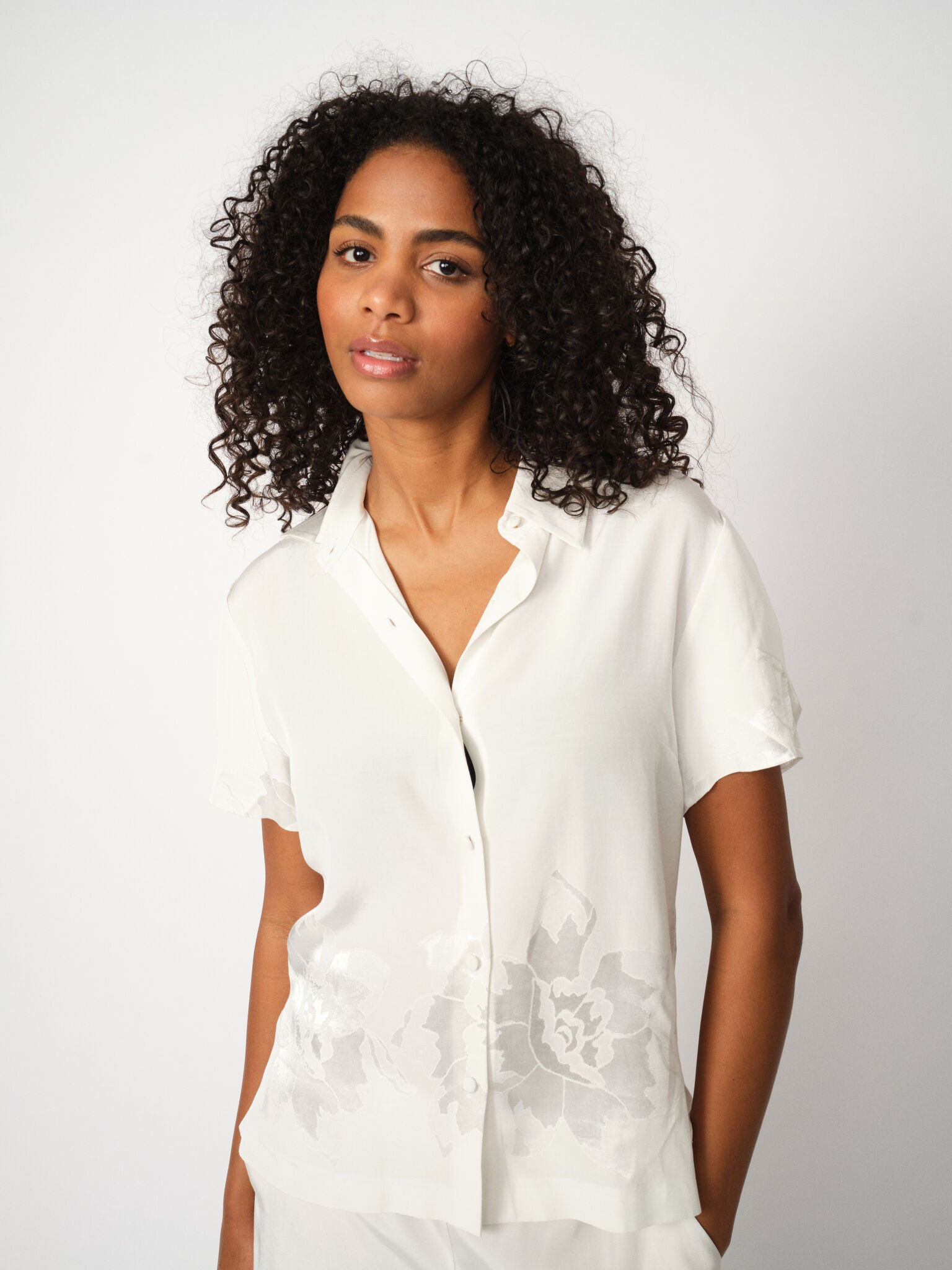 Modelshot / White / Detail